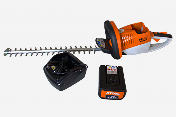 SET TOSASIEPI A BATTERIA STIHL HSA 66 CON BATTERIA AP 200 E CARICATORE AL 101